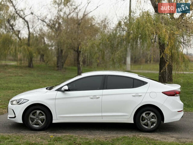 Белый Хендай Аванте, объемом двигателя 1.58 л и пробегом 204 тыс. км за 9900 $, фото 7 на Automoto.ua