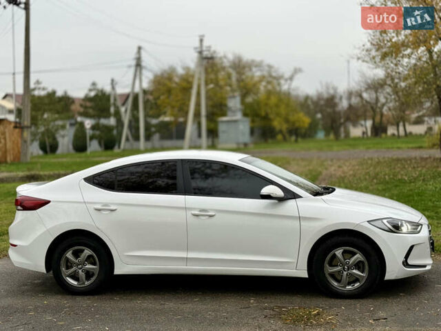 Белый Хендай Аванте, объемом двигателя 1.58 л и пробегом 204 тыс. км за 9900 $, фото 3 на Automoto.ua