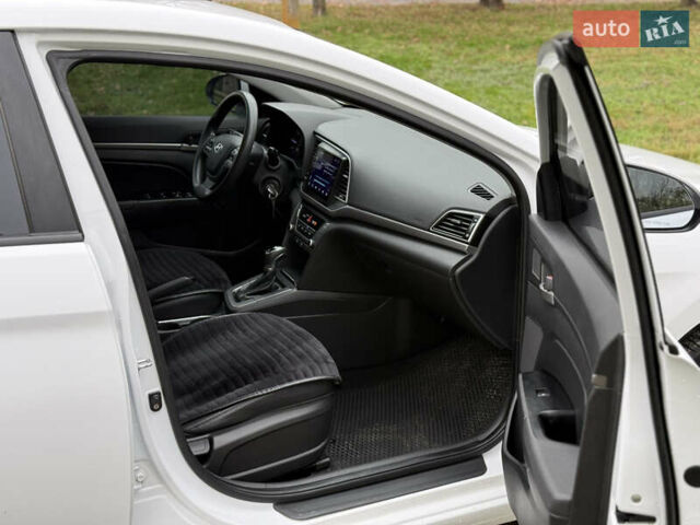 Белый Хендай Аванте, объемом двигателя 1.58 л и пробегом 204 тыс. км за 9900 $, фото 12 на Automoto.ua