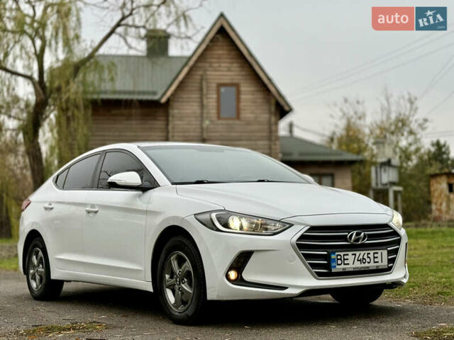 Белый Хендай Аванте, объемом двигателя 1.58 л и пробегом 204 тыс. км за 9900 $, фото 2 на Automoto.ua