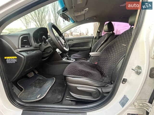 Белый Хендай Аванте, объемом двигателя 1.6 л и пробегом 251 тыс. км за 9700 $, фото 9 на Automoto.ua