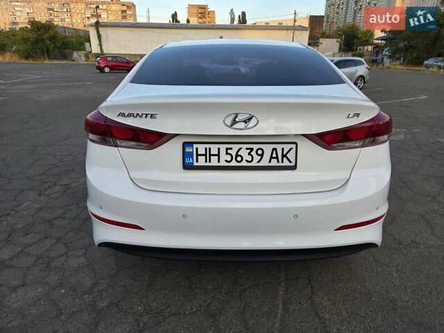 Белый Хендай Аванте, объемом двигателя 1.6 л и пробегом 200 тыс. км за 10500 $, фото 8 на Automoto.ua