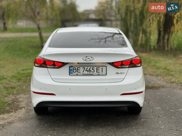 Белый Хендай Аванте, объемом двигателя 1.58 л и пробегом 204 тыс. км за 9900 $, фото 5 на Automoto.ua