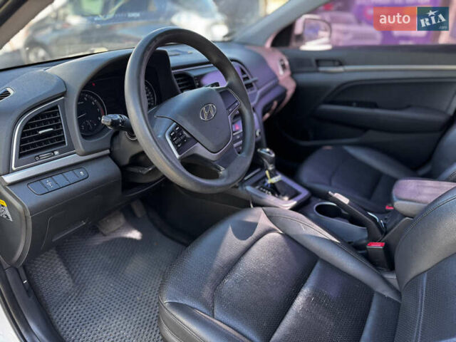 Белый Хендай Аванте, объемом двигателя 1.6 л и пробегом 190 тыс. км за 9995 $, фото 7 на Automoto.ua