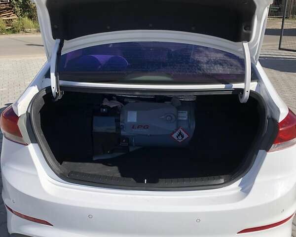 Белый Хендай Аванте, объемом двигателя 1.59 л и пробегом 153 тыс. км за 12900 $, фото 45 на Automoto.ua