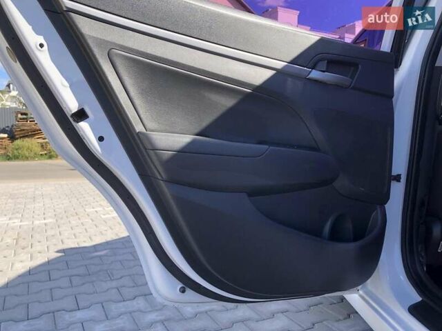 Хендай Аванте 2017 в Петропавлівська Борщагівка на Automoto.ua Белый Хендай Аванте, объемом двигателя 1.59 л и пробегом 153 тыс. км за 12999 $, фото 32 на Automoto.ua