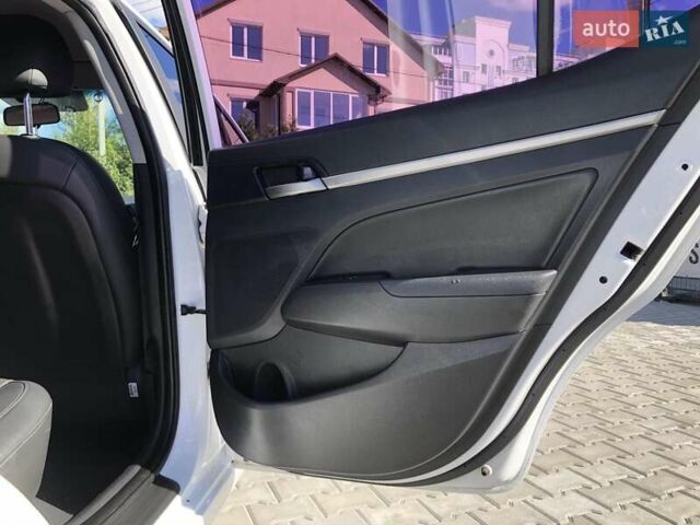 Хендай Аванте 2017 в Петропавлівська Борщагівка на Automoto.ua Белый Хендай Аванте, объемом двигателя 1.59 л и пробегом 153 тыс. км за 12999 $, фото 38 на Automoto.ua