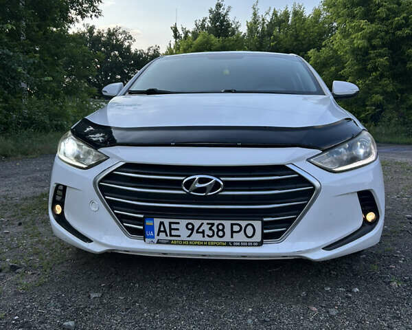 Белый Хендай Аванте, объемом двигателя 1.58 л и пробегом 212 тыс. км за 8900 $, фото 2 на Automoto.ua