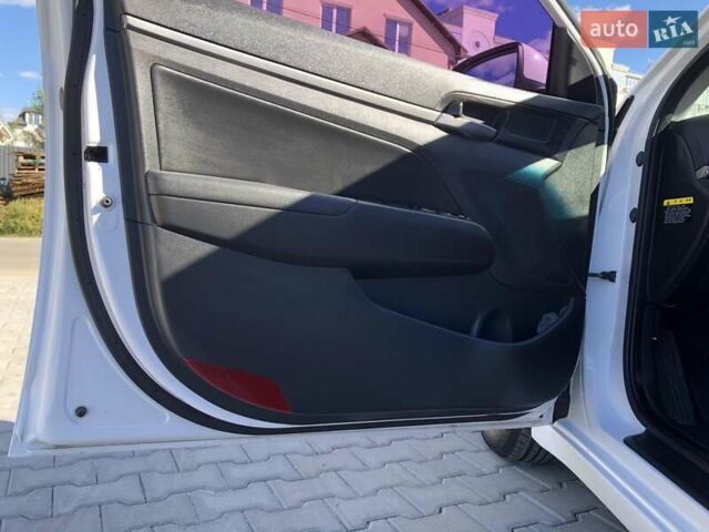 Белый Хендай Аванте, объемом двигателя 1.59 л и пробегом 153 тыс. км за 12900 $, фото 25 на Automoto.ua