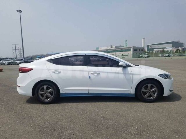 Белый Хендай Аванте, объемом двигателя 0 л и пробегом 83 тыс. км за 13370 $, фото 5 на Automoto.ua