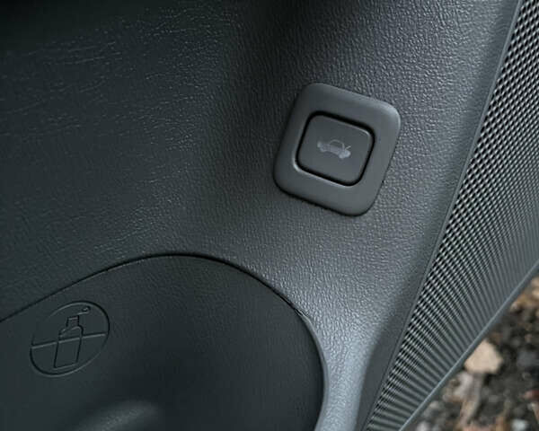 Черный Хендай Аванте, объемом двигателя 1.6 л и пробегом 154 тыс. км за 6000 $, фото 45 на Automoto.ua