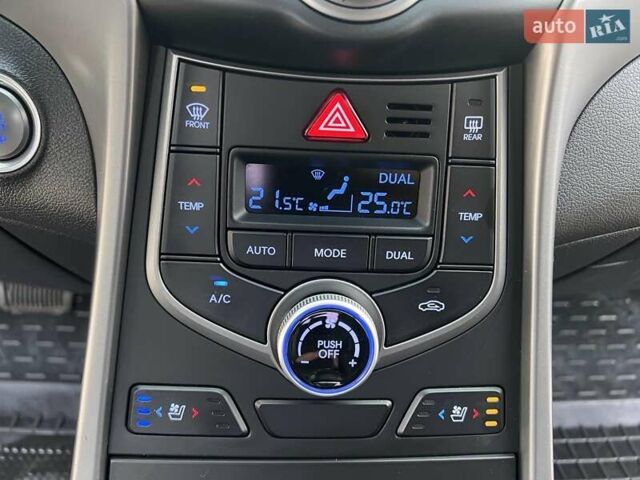 Черный Хендай Аванте, объемом двигателя 1.6 л и пробегом 138 тыс. км за 10900 $, фото 14 на Automoto.ua