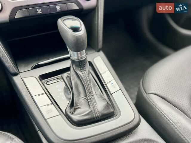 Синій Хендай Аванте, об'ємом двигуна 1.6 л та пробігом 231 тис. км за 12300 $, фото 21 на Automoto.ua