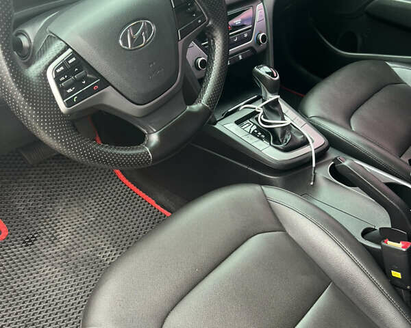 Синий Хендай Аванте, объемом двигателя 1.6 л и пробегом 130 тыс. км за 11500 $, фото 4 на Automoto.ua