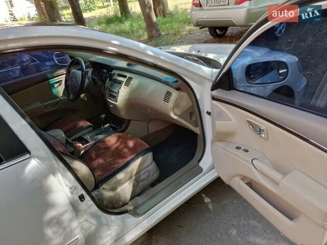 Белый Хендай Азера, объемом двигателя 2.7 л и пробегом 208 тыс. км за 6300 $, фото 9 на Automoto.ua