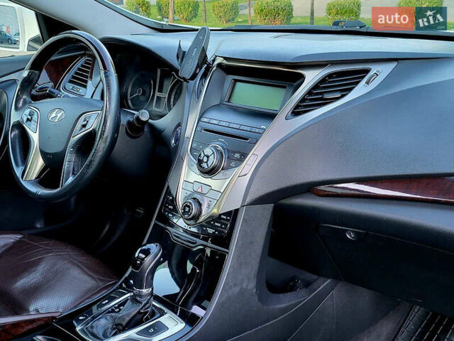 Белый Хендай Азера, объемом двигателя 3 л и пробегом 167 тыс. км за 9900 $, фото 30 на Automoto.ua