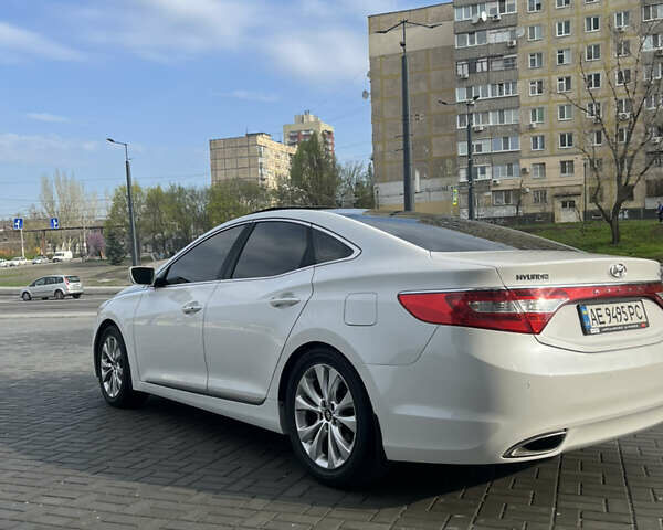 Белый Хендай Азера, объемом двигателя 3 л и пробегом 185 тыс. км за 12500 $, фото 12 на Automoto.ua