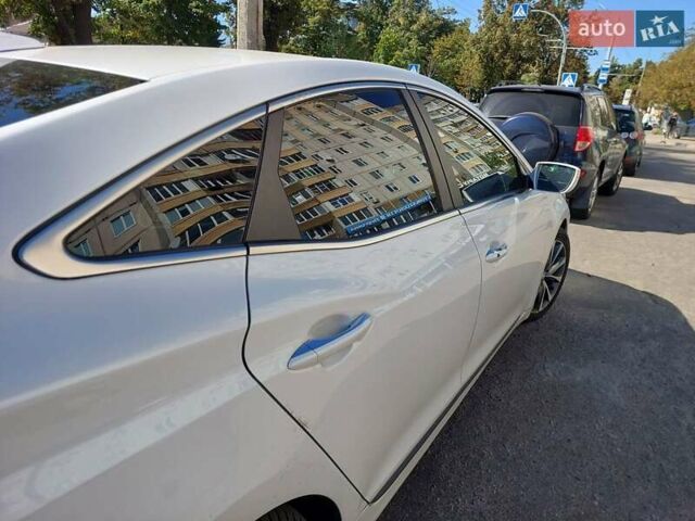 Белый Хендай Азера, объемом двигателя 3.3 л и пробегом 164 тыс. км за 11000 $, фото 6 на Automoto.ua