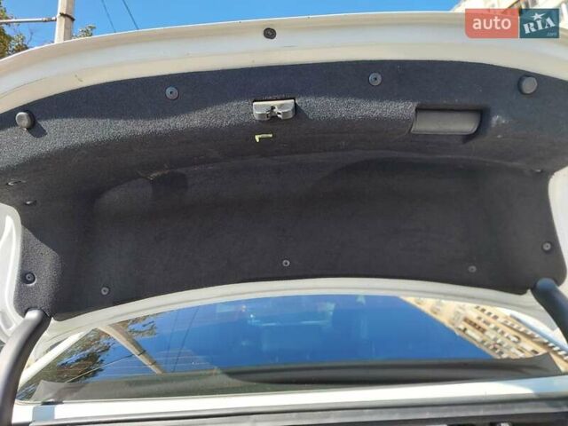 Белый Хендай Азера, объемом двигателя 3.3 л и пробегом 164 тыс. км за 11000 $, фото 4 на Automoto.ua