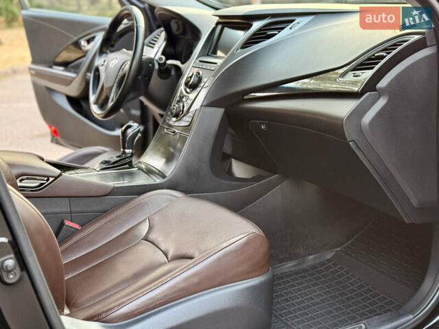 Черный Хендай Азера, объемом двигателя 3.3 л и пробегом 189 тыс. км за 9800 $, фото 10 на Automoto.ua