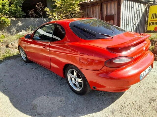 Красный Хендай Купе, объемом двигателя 2 л и пробегом 258 тыс. км за 1700 $, фото 2 на Automoto.ua