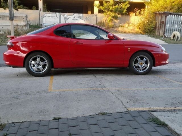 Красный Хендай Купе, объемом двигателя 2 л и пробегом 258 тыс. км за 1700 $, фото 3 на Automoto.ua