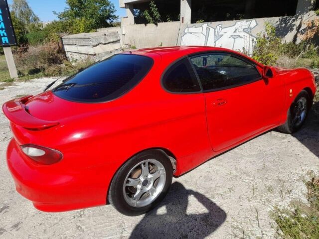 Красный Хендай Купе, объемом двигателя 2 л и пробегом 258 тыс. км за 1700 $, фото 5 на Automoto.ua