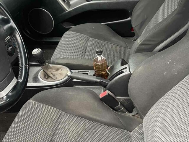 Красный Хендай Купе, объемом двигателя 1.6 л и пробегом 250 тыс. км за 3300 $, фото 5 на Automoto.ua