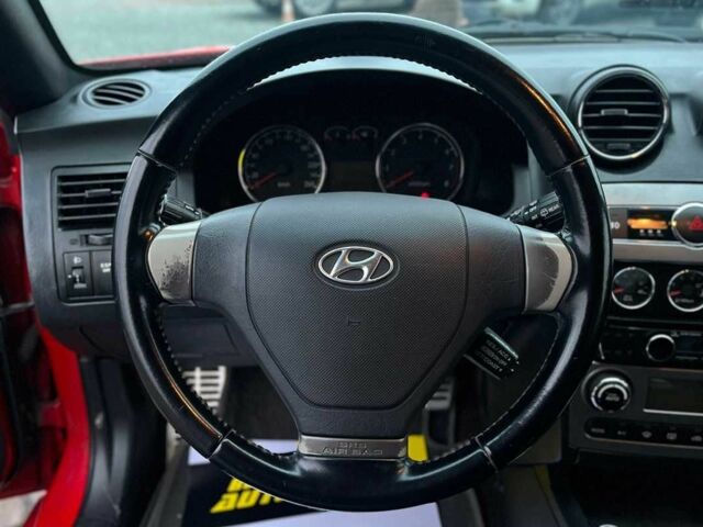 Красный Хендай Купе, объемом двигателя 2 л и пробегом 170 тыс. км за 6500 $, фото 9 на Automoto.ua