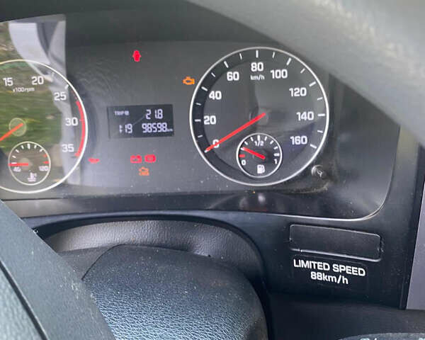 Белый Хендай EX8, объемом двигателя 3.93 л и пробегом 99 тыс. км за 30000 $, фото 3 на Automoto.ua