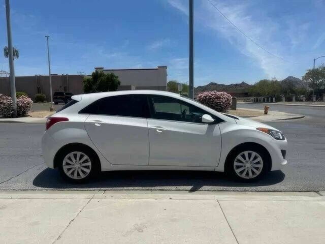 Білий Хендай Елантра, об'ємом двигуна 2 л та пробігом 77 тис. км за 6300 $, фото 4 на Automoto.ua