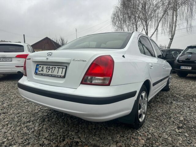 Белый Хендай Элантра, объемом двигателя 2 л и пробегом 193 тыс. км за 4200 $, фото 2 на Automoto.ua