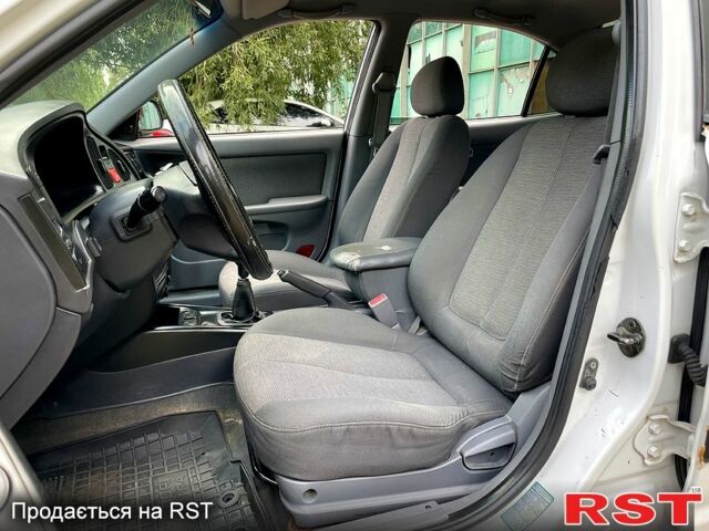 Белый Хендай Элантра, объемом двигателя 1.6 л и пробегом 283 тыс. км за 2790 $, фото 8 на Automoto.ua