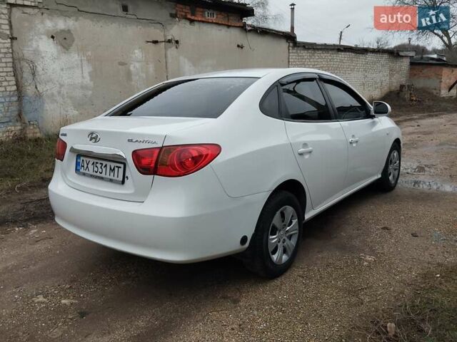Белый Хендай Элантра, объемом двигателя 1.59 л и пробегом 235 тыс. км за 5700 $, фото 3 на Automoto.ua