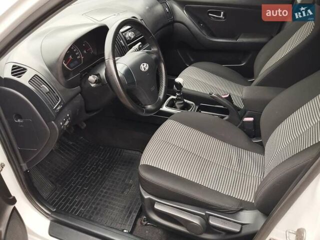 Белый Хендай Элантра, объемом двигателя 1.59 л и пробегом 235 тыс. км за 5700 $, фото 8 на Automoto.ua