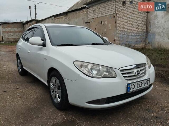 Белый Хендай Элантра, объемом двигателя 1.59 л и пробегом 235 тыс. км за 5700 $, фото 1 на Automoto.ua
