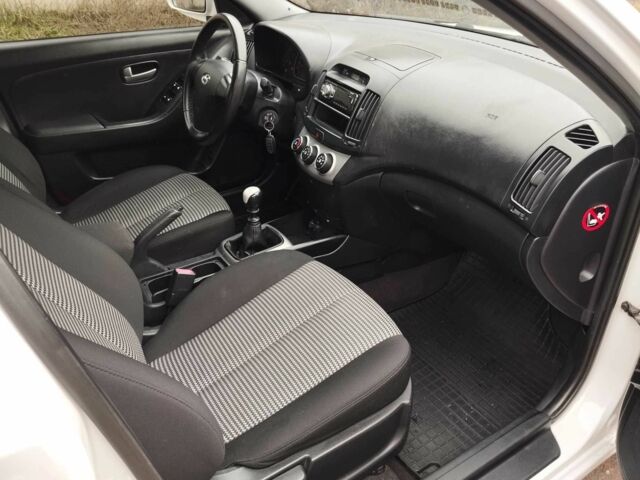 Белый Хендай Элантра, объемом двигателя 1.6 л и пробегом 180 тыс. км за 5700 $, фото 9 на Automoto.ua