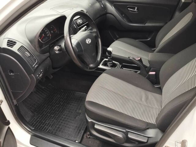 Белый Хендай Элантра, объемом двигателя 1.6 л и пробегом 180 тыс. км за 5700 $, фото 8 на Automoto.ua