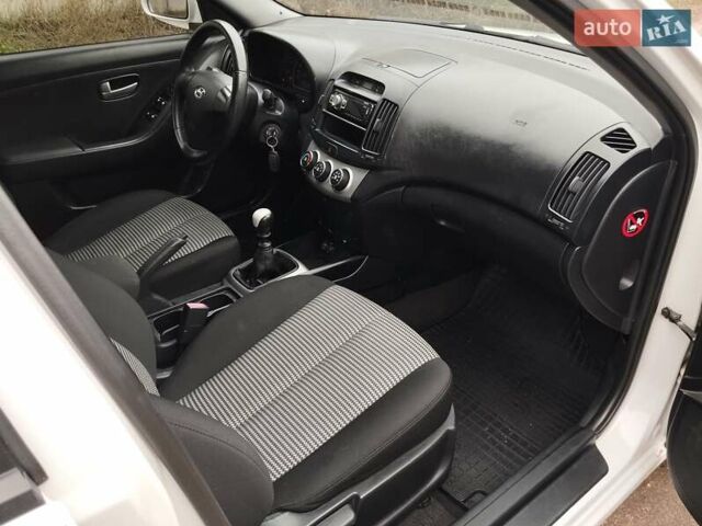 Белый Хендай Элантра, объемом двигателя 1.59 л и пробегом 235 тыс. км за 5700 $, фото 9 на Automoto.ua