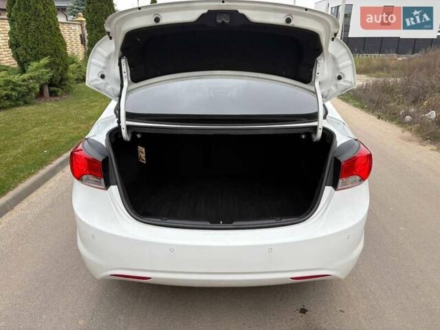 Білий Хендай Елантра, об'ємом двигуна 1.59 л та пробігом 187 тис. км за 7800 $, фото 5 на Automoto.ua