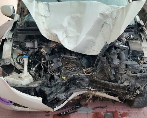 Білий Хендай Елантра, об'ємом двигуна 1.8 л та пробігом 255 тис. км за 3800 $, фото 2 на Automoto.ua