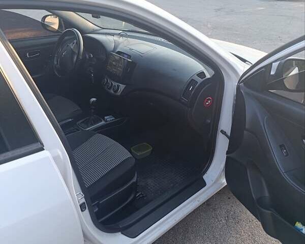 Білий Хендай Елантра, об'ємом двигуна 1.59 л та пробігом 230 тис. км за 8200 $, фото 7 на Automoto.ua