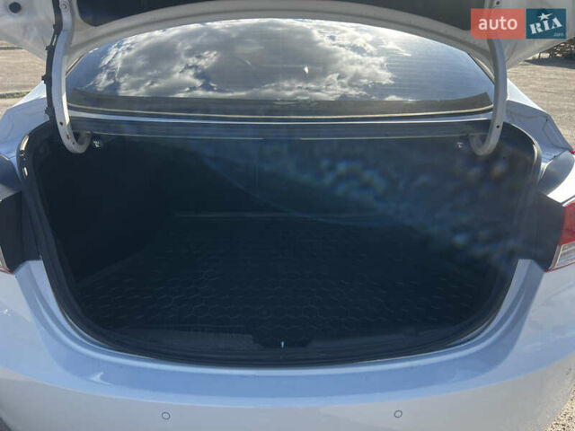 Хендай Элантра 2012 в Днепре (Днепропетровске) на Automoto.ua Белый Хендай Элантра, объемом двигателя 1.59 л и пробегом 140 тыс. км за 9000 $, фото 5 на Automoto.ua