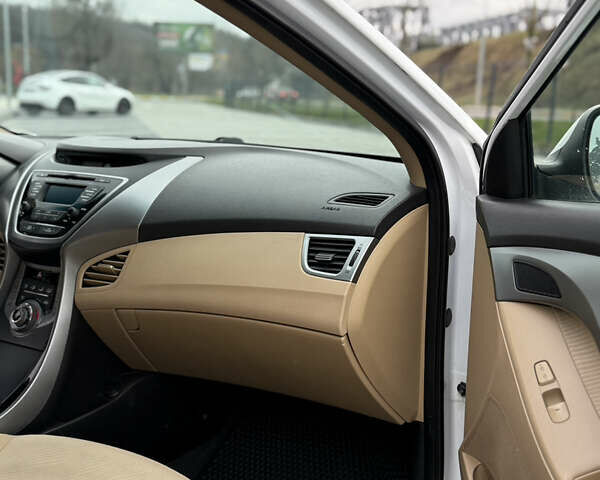 Білий Хендай Елантра, об'ємом двигуна 1.8 л та пробігом 252 тис. км за 7200 $, фото 5 на Automoto.ua