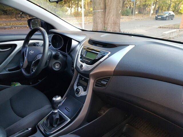 Белый Хендай Элантра, объемом двигателя 1.8 л и пробегом 130 тыс. км за 10000 $, фото 5 на Automoto.ua