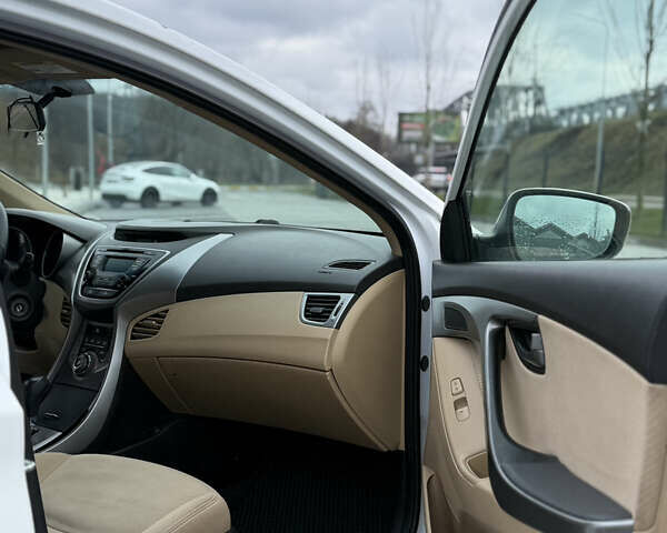 Білий Хендай Елантра, об'ємом двигуна 1.8 л та пробігом 252 тис. км за 7200 $, фото 6 на Automoto.ua