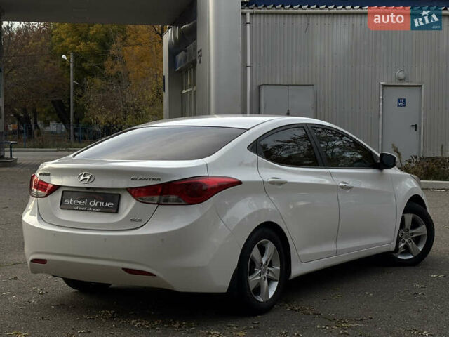 Хендай Элантра 2012 в Николаеве на Automoto.ua Белый Хендай Элантра, объемом двигателя 1.59 л и пробегом 192 тыс. км за 9499 $, фото 3 на Automoto.ua