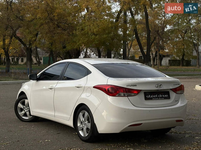 Хендай Элантра 2012 в Николаеве на Automoto.ua Белый Хендай Элантра, объемом двигателя 1.59 л и пробегом 192 тыс. км за 9499 $, фото 2 на Automoto.ua