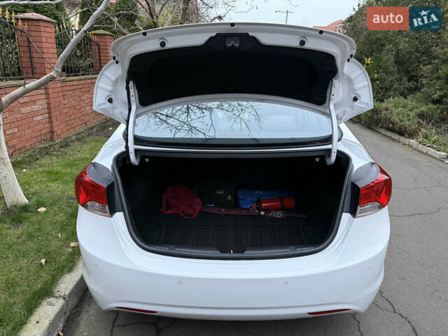 Белый Хендай Элантра, объемом двигателя 1.59 л и пробегом 66 тыс. км за 13000 $, фото 11 на Automoto.ua