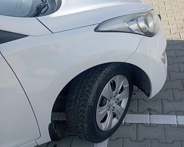 Білий Хендай Елантра, об'ємом двигуна 1.59 л та пробігом 220 тис. км за 8500 $, фото 1 на Automoto.ua